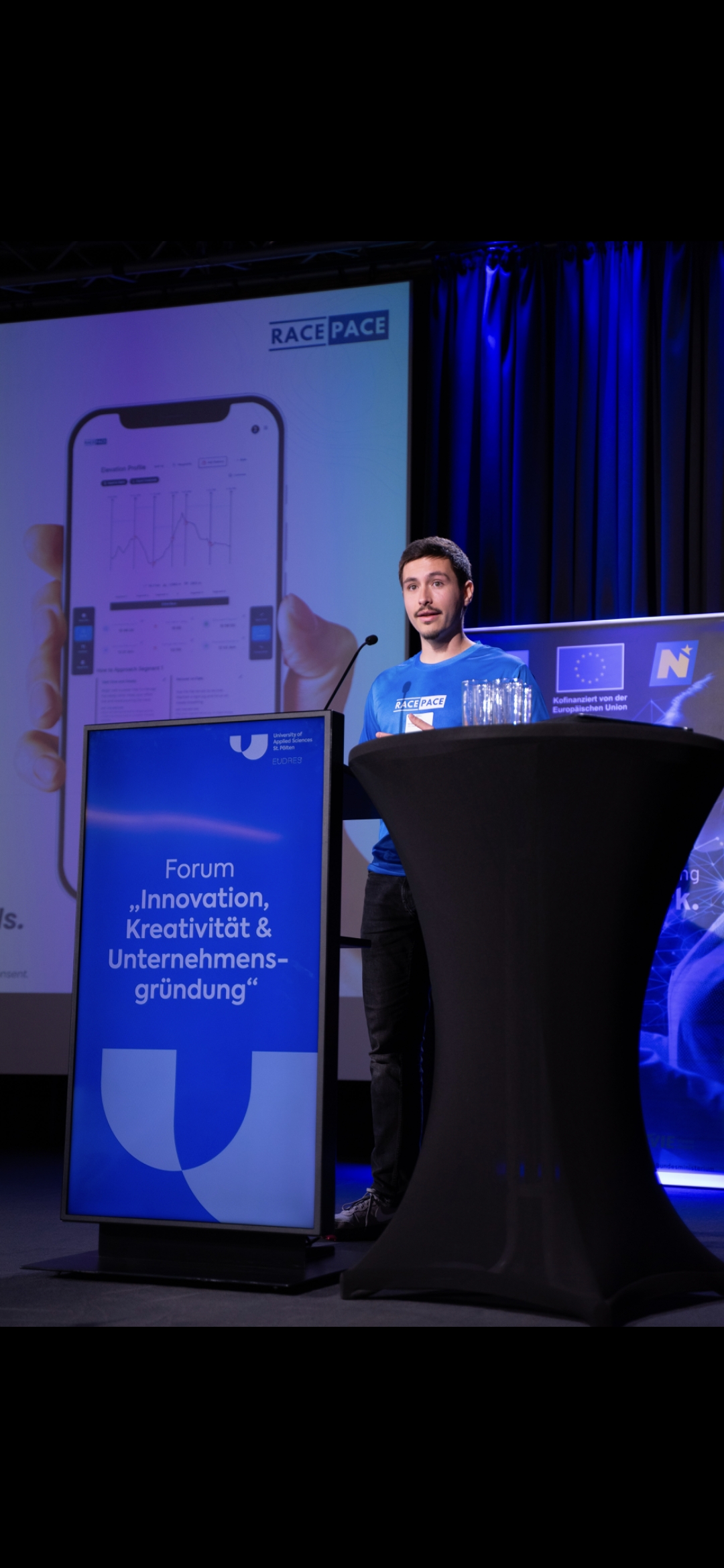 עידו דסה מרצה על הבמה בכנס Forum Innovation בסנט פולטן